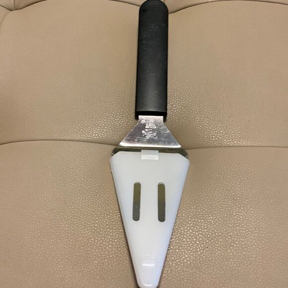 Pampered Chef stainless cake/pie serrated slice & serve includes plastic case - Picture 1 of 4